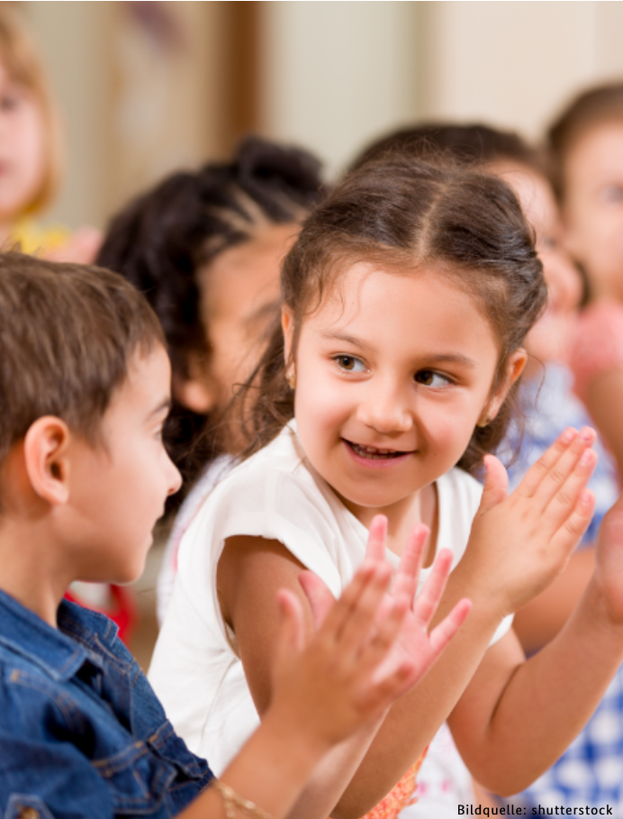 Kinder klatschen in ihre Hände